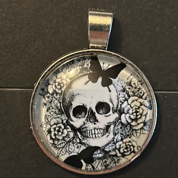Gothic skull pendants - Picture 3 of 5